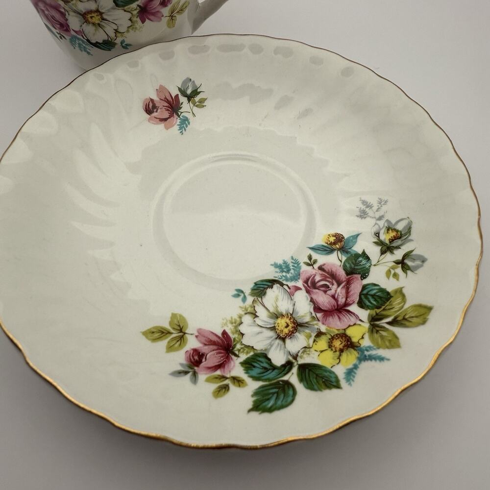 Rare Vintage Aynsley Fine Bone China tea cup and saucer set Gold Trimming - Picture 3 of 7